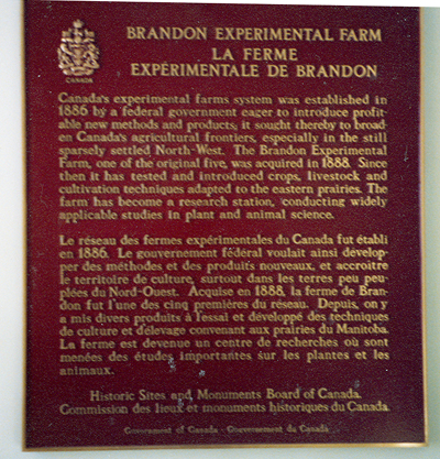 La plaque de la CLMHC à la station de recherche de Brandon © Parks Canada / Parcs Canada, 1989