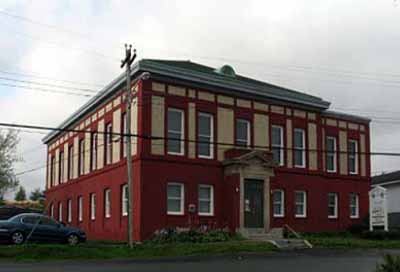 View of the exterior of the Cable Building, showing the concrete and steel structure, clad in red and beige brick, to minimize the risk of fire, 2006. © Parks Canada Agency / Agence Parcs Canada, N. Miquelon, 2006.