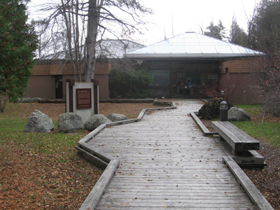 View of HSMBC plaque in front of Visitor Centre © Parks Canada / Parcs Canada, 2006 (Jim Molnar)