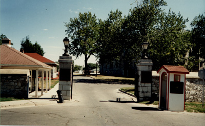 View of two HSMBC plaques, one for Point Frederick and one for Sir Jame Lucas Yeo at the entrance to Royal Military College © Parks Canada / Parcs Canada, 1989