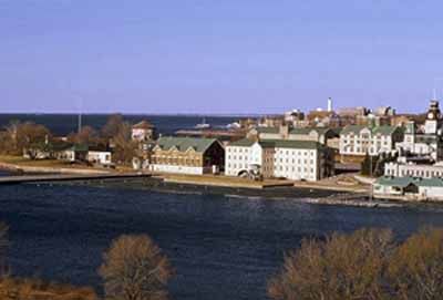 General view of Point Frederick Buildings, showing the designated peninsula, 1994. © Parks Canada Agency / Agence Parcs Canada, J. Butterill, 1994.