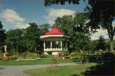 Vue générale des Jardins publics de Halifax, qui montre l’architecture paysagère équilibrée et remarquable de l’ère victorienne respectant les principes « jardinesques », 1992. © Parks Canada / Parcs Canada 1992 (HRS 0965)