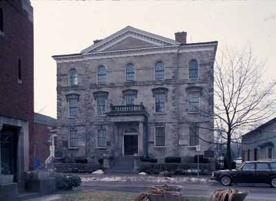 General view of Niagara District Court House, showing its Neoclassical design, as expressed by its mass, symmetry, and stone façade, 1990. © Parks Canada Agency/ Agence Parks Canada, 1990