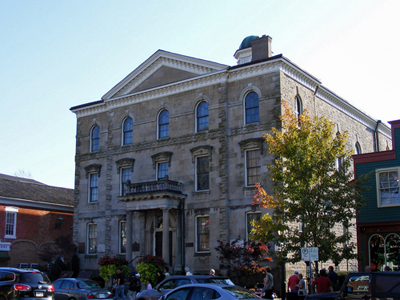 Vue générale du Palais de Justice du District de Niagara, qui montre son étroite et harmonieuse relation avec la rue principale de la ville et les édifices voisins, 2010. © Old Niagara Court House, Sean Marshall, October, 2010.