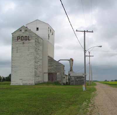 General view of Doukhobors at Veregin, showing the grain elevator constructed around 1908, 2004. © Parks Canada Agency / Agence Parcs Canada, Judith Dufresne, 2004.