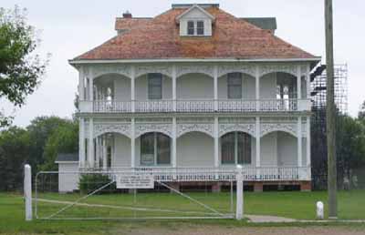 General view of Doukhobors at Veregin, showing the prayer home constructed around 1917, 2004. © Parks Canada Agency / Agence Parcs Canada, Judith Dufresne, 2004.
