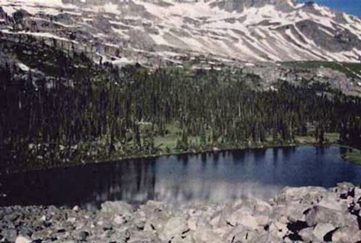 Vue générale du col Athabaska, qui montre le petit lac situé au sommet « Bol à punch du Comité », 1998. © Jack Porter, Parks Canada Agency / Agence Parcs Canada, 1998.
