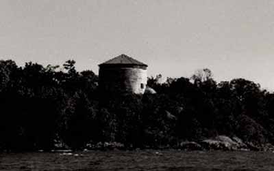 General view of the Cathcart Tower, showing the cylindrical tower with the shallow, conical snow roof that covers the parapet and gun platform, 1992. © Parks Canada Agency / Agence Parcs Canada, 1997.