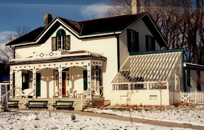 Vue en angle de la maison familiale rurale de Bell, qui montre la serre-jardin d'hiver d'origine de l'époque de Bell, reconstruite dans les années 1970, 1997. © Parks Canada Agency / Agence Parcs Canada, James De Jonge, 1997.
