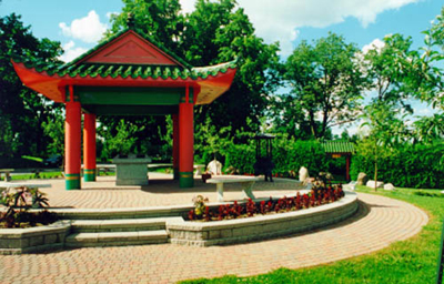 General view of the Chinese Pavilion from the Beechwood Cemetery sheltering the altar and bronze urn to the right demonstrating the clusters of graves belonging to ethnic communities, 2000. © Parks Canada Agency / Agence Parcs Canada, R. Goodspeed, 2000.