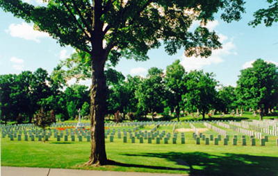 General view of the military section of the Beechwood Cemetery showing the Cross of Sacrifice erected by The Commonwealth War Graves Commission and its central placement within the military cemetery, 2000. © Parks Canada Agency / Agence Parcs Canada, R. Goodspeed, 2000.