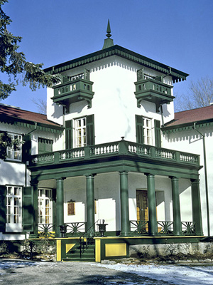 General view of Bellevue House showing the irregular massing of Bellevue House in an L shape with a central tower entrance, 1980. © Parks Canada Agency / Agence Parcs Canada, W Wyett, 1980.