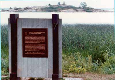 General view of Bridge Island / Chimney Island showing the plaque text. (© Parks Canada Agency/Agence Parcs Canada)