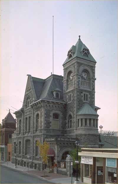 Vue générale de l’ancien bureau de poste de Galt, qui montre la tour latérale imposante dotée d’une horloge et d’un toit pyramidal. © Parks Canada | Parcs Canada, 1989