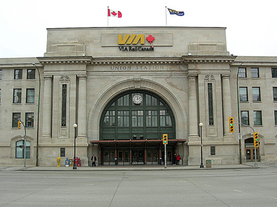Vue générale de la Gare Union / gare du Canadien National à Winnipeg, qui montre la monumentalité de l'entrée principale, 2006. © Union Station Winnipeg, Dan McKay, October 2006.