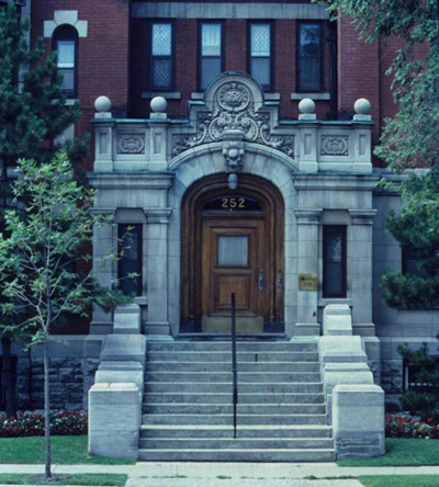 Vue frontale de la résidence de John R. Booth, montrant l’entrée en pierre sculptée, 1982. © Parks Canada Agency / Agence parcs Canada, 1982