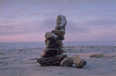 Vue d'un Inuksuit © Parks Canada Agency / Agence Parcs Canada, 1989