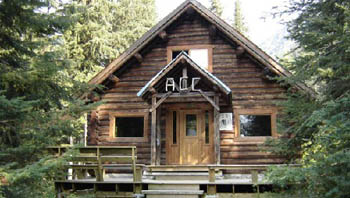 General view of Arthur O. Wheeler Hut, showing the well-proportioned, symmetrical composition of the building, 2005. (© Public Works and Government Services Canada / Travaux publics et Services gouvernementaux Canada, Janet Gourlay-Vallance and Anita Sewell, 2005.)