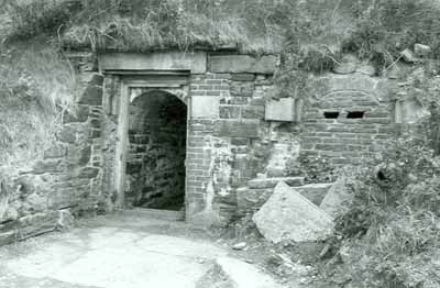 Édifice fédéral du patrimoine classé Entrée principale pour le Magasin principal et complexe du tunnel (© (HRS, 1993.))