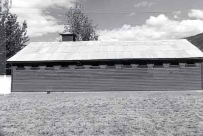 View of the N.W.M.P. Stables, showing the ventilated cupola and the narrow stall windows, 1987 © Agence Parcs Canada / Parks Canada Agency, 1987.