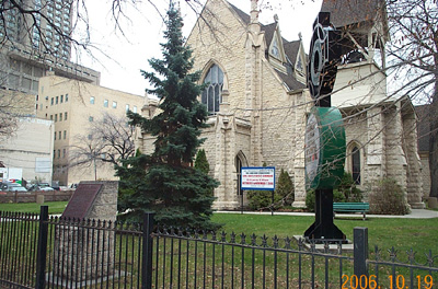 Image qui montrant l'endroit de la plaque commémorant cet emplacement dans Winnipeg. © Parks Canada / Parcs Canada, 2006