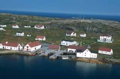 Aerial view of Battle Harbour Historic District, showing the spatial relationship of buildings, structures and open spaces, 2003. © Parks Canada Agency/Agence Parcs Canada, J. McQuarrie, 2003.