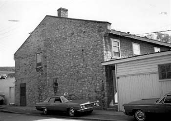 Façade latérale de la caserne Saint-Louis du côté de la rue d'Auteuil, 1969. © Agence Parcs Canada / Parks Canada Agency, 1969.