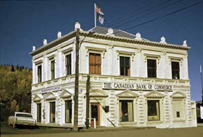 Vue générale de la Banque de Commerce Canadienne, montrant sa façade percée de quatre baies aménagées de façon symétrique, 1985. © Parks Canada Agency / Agence Parcs Canada, 1985.