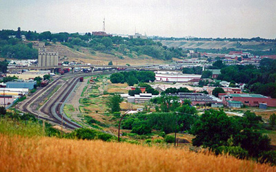 General view of Medecine Hat Clay Industries, showing the CPR spur and right-of-way on the left, 1999. © Parks Canada Agency / Agence Parcs Canada, E. Mills, 1999.