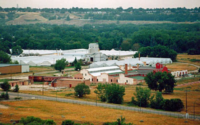 General view of Medicine Hat Clay Industries, showing the presence of a concentration of relic industrial structures in grouped factory settings. © Parks Canada Agency / Agence Parcs Canada.