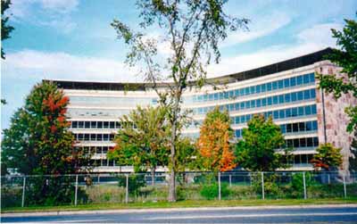 Façade of the CBC Building, showing the horizontality expressed in the glazed curtain walls, 2001. © Parks Canada Agency/Agence Parcs Canada, Andrew Waldron, 2001.
