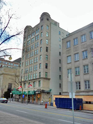 Corner view of the National Press Building showing the two-storey base clad in Indiana limestone, and the seven-storey shaft clad in terra-cotta panels, 2011. © Parks Canada Agency / Agence Parcs Canada, M. Therrien, 2011.