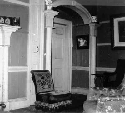 Vue intérieure de la maison Macdonell, montrant les traces des riches matériaux et des finitions intérieurs d'origine, ca. 1960. © Parks Canada Agency, Agence Parcs Canada, ca. 1960.