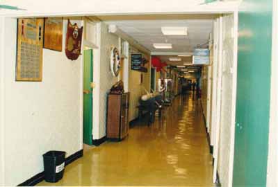 Interior view of a typical corridor in the Murray Building (S-15), 1999. © Department of National Defence/ Ministère de la Défense nationale, P.M. Steeves, 1999.