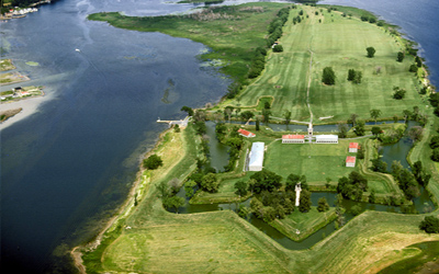 Vue aérienne du Fort-Lennox qui montre son emplacement sur une île dans la rivière Richelieu. © Parks Canada Agency / Agence Parcs Canada.