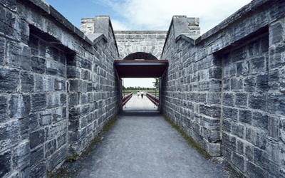 Vue générale du Fort-Lennox qui montre les éléments qui attestent que le lieu est une fortification. © Parks Canada Agency / Agence Parcs Canada.