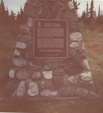 Vue de la cairn et la plaque CLMHC © Parks Canada / Parcs Canada, 1989
