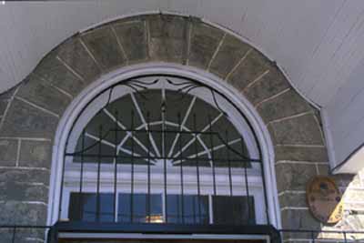 Detail view of the Former Elora Drill Shed, showing the oculus above the central entry, 1995. © Parks Canada Agency / Agence Parcs Canada, J. Butterill, 1995.