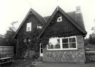 Rear view of the Superintendent's Residence, showing the randomly-laid stone facing on the exterior walls, c. 1990. © Parks Canada Agency / Agence Parcs Canada, c./v. 1990.