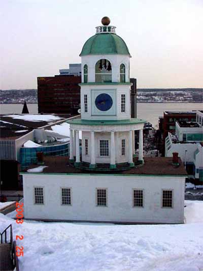 General view of the rear of the Town Clock on Citadel Hill putting and emphasis on the building’s value as a visual monument which recalls Halifax’s 19th Century character, 2003. © Parks Canada Agency / Agence Parcs Canada, 2003.