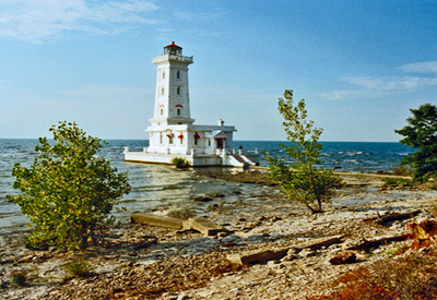 General view of Point Abino Light Tower, showing its unobstructed viewscape to and from the walkway leading to the shore. © Parks Canada Agency / Agence Parcs Canada.