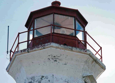 Detail view of the Lighthouse, showing the red lantern of standard depth, 2004. © Department of Transport / Ministère des Transports et Communications, 2004.