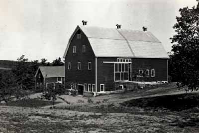 Corner view of the Research Station,the vertical orientation of the structure with a gabled roof, ca. 1925. © National Archives of Canada / Archives nationales du Canada, ca./ vers 1925.