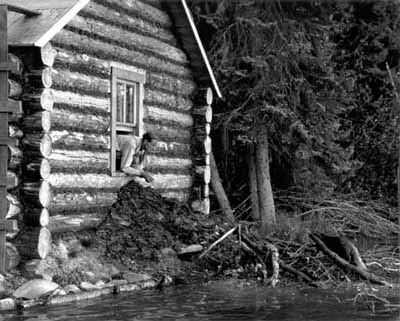 Vue générale de la façade donnant sur le lac Ajawaan, ca. 1934. © Parks Canada Agency/Agence Parcs Canada, Photo Services, ca. 1934.