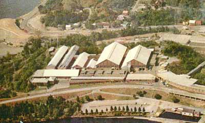 Aerial view of building 15, showing its high elevation and large scale, 2001. © Parks Canada Agency / Agence Parcs Canada, Jacques Pleau & Michel Pelletier, 2001.