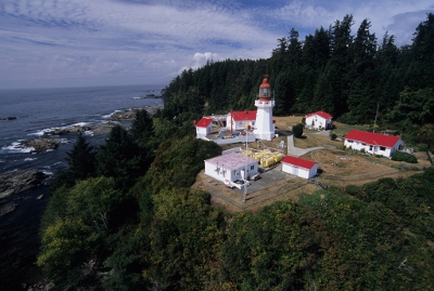 Vue générale du phare de Carmanah Point et des bâtiments associés © Parks Canada Agency | Agence Parcs Canada