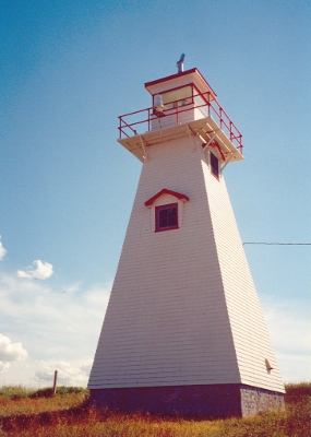 Vue en angle du phare de Cape Tryon © Parks Canada Agency | Agence Parcs Canada