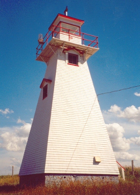 Vue en angle du phare de Cape Tryon © Parks Canada Agency | Agence Parcs Canada