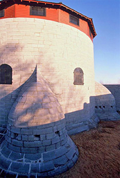 Detail view of Murney Tower showing its fire- and bomb-proof construction with thick limestone walls. © Parks Canada Agency / Agence Parcs Canada, J. Butterill, 1994.
