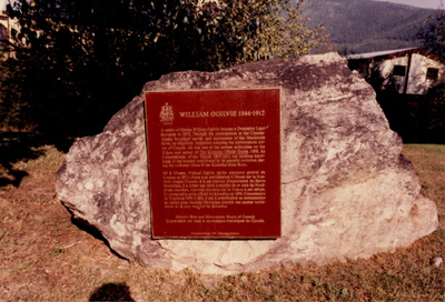 Vue de la plaque de la Commission des lieux et monuments historiques du Canada sur une pierre © Parks Canada Agency | Agence Parcs Canada, 1990.